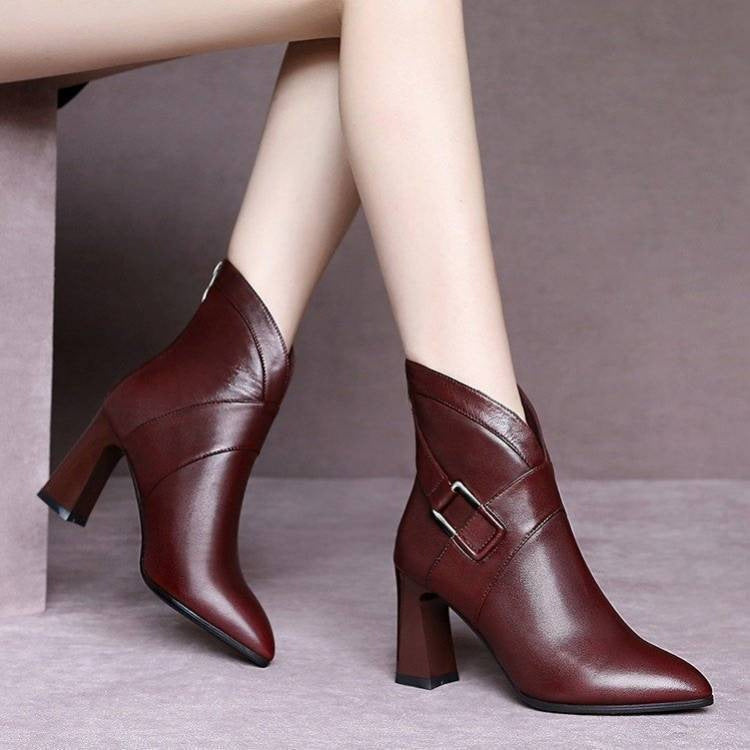 Élégance Urbane – Bottines Hautes en Cuir à Talon Épais